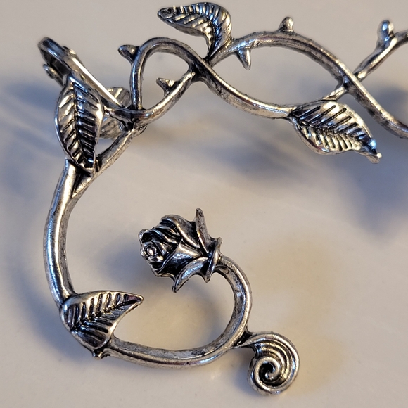 HOT TOPIC BLACKHEART Brand Silver-tone Red Rose Ear Cuff - Picture 5 of 16